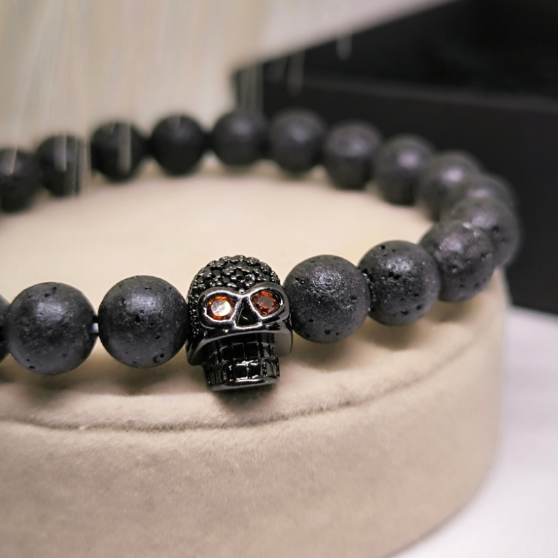 Melna rokassprādze ar galvaskausa rotājumu