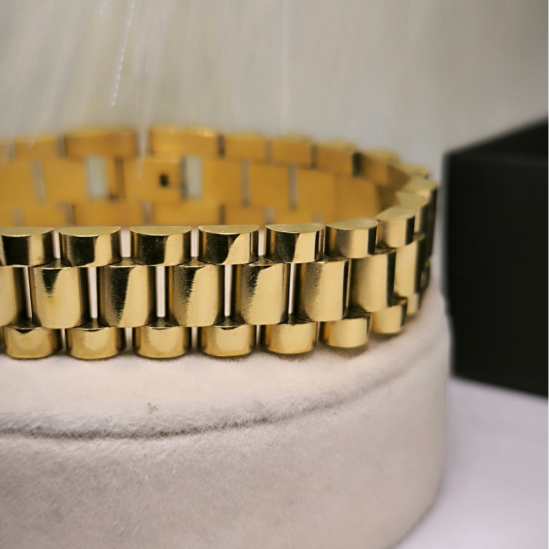 Grezna, zelta krāsas rokassprādze īstam vīrietim