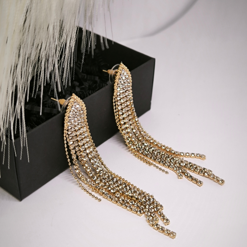 Gari, īpaši grezni auskari sievietēm