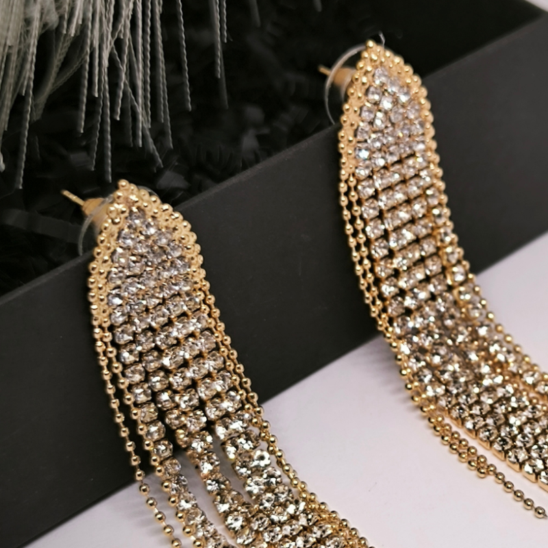 Gari, īpaši grezni auskari sievietēm