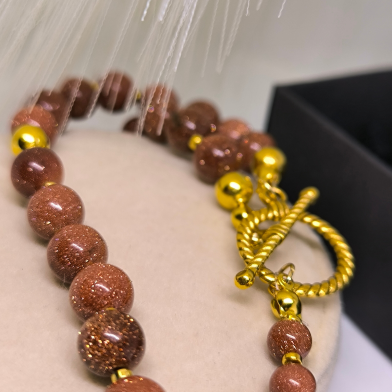 Grezns kaklarota ar saules akmeni „Zelta saullēkts“