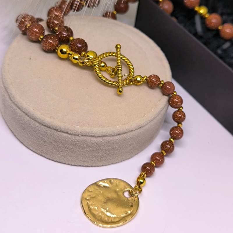 Grezns kaklarota ar saules akmeni „Zelta saullēkts“