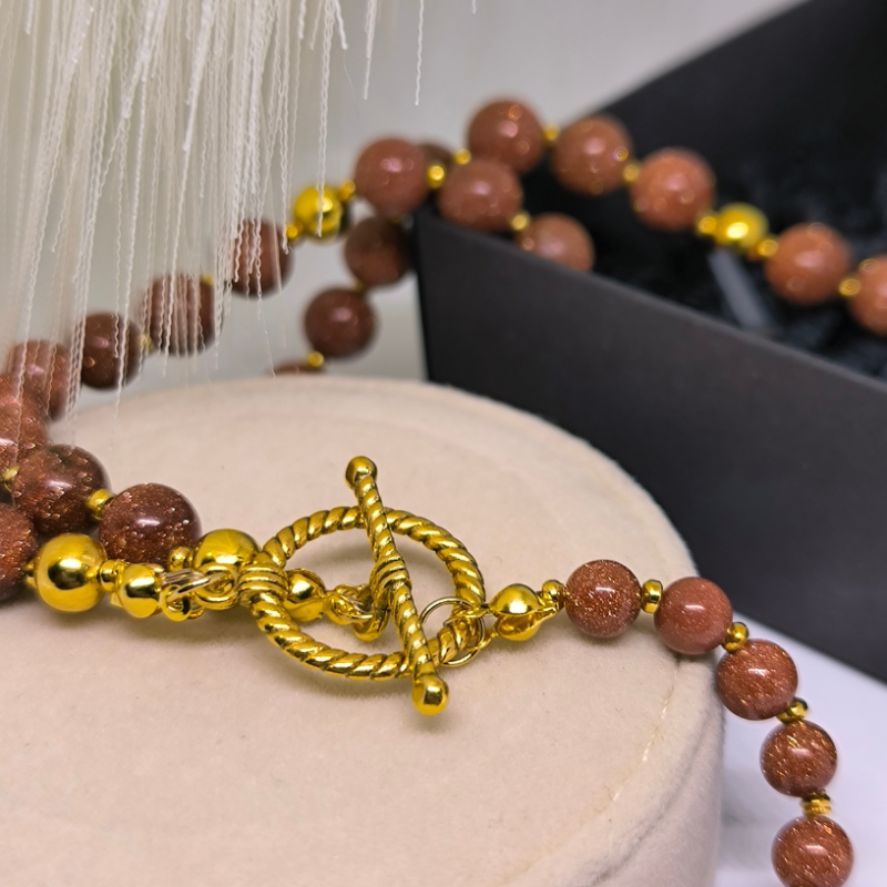 Grezns kaklarota ar saules akmeni „Zelta saullēkts“