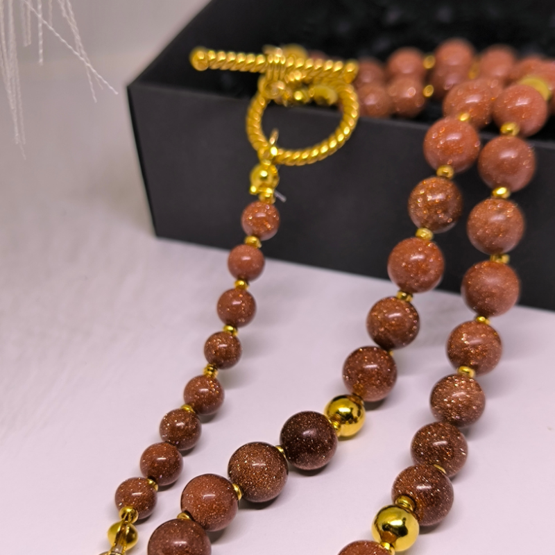 Grezns kaklarota ar saules akmeni „Zelta saullēkts“