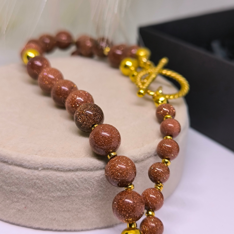 Grezns kaklarota ar saules akmeni „Zelta saullēkts“