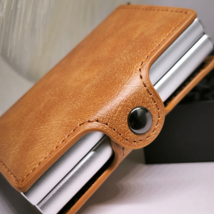 Kartīšu turētājs „Brown Secure“