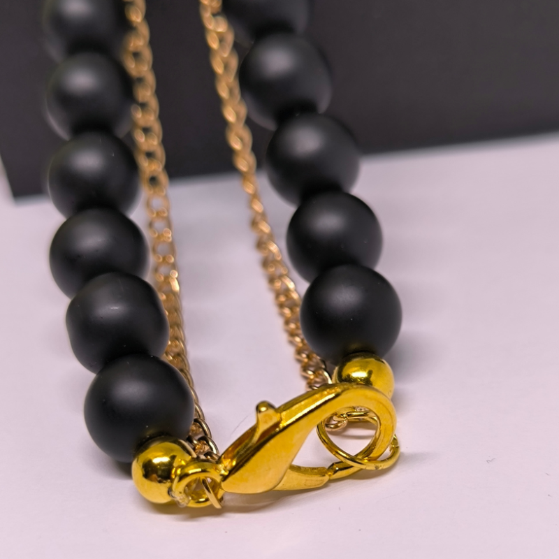 Roku darbs kaklarota „Oniksa elegance“