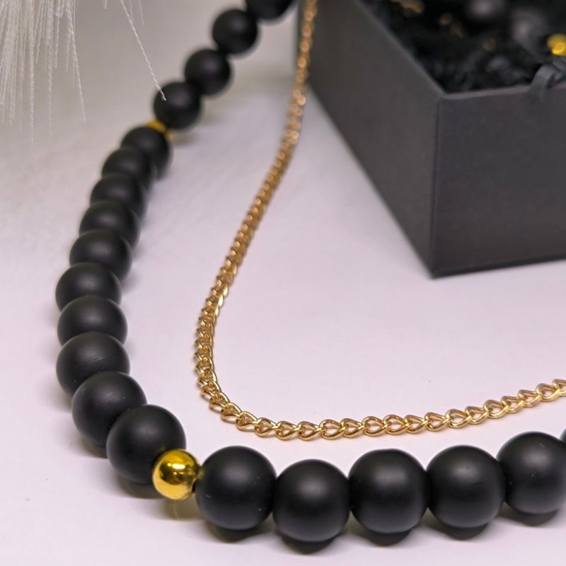 Roku darbs kaklarota „Oniksa elegance“