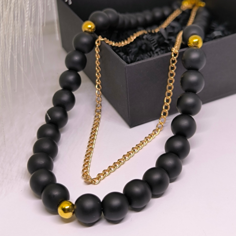 Roku darbs kaklarota „Oniksa elegance“