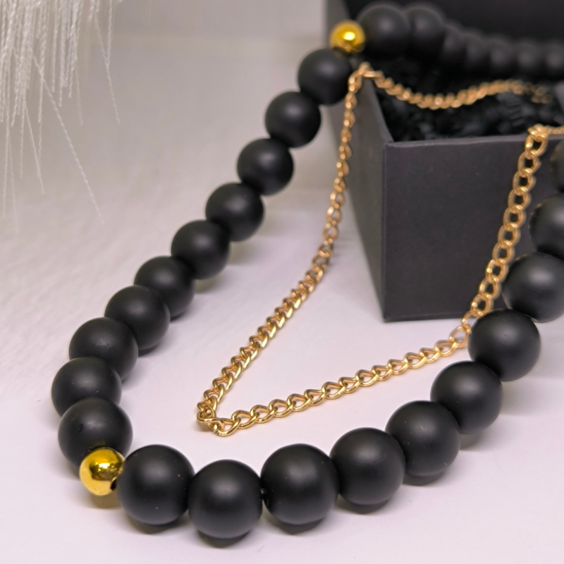 Roku darbs kaklarota „Oniksa elegance“