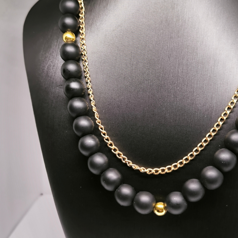 Roku darbs kaklarota „Oniksa elegance“