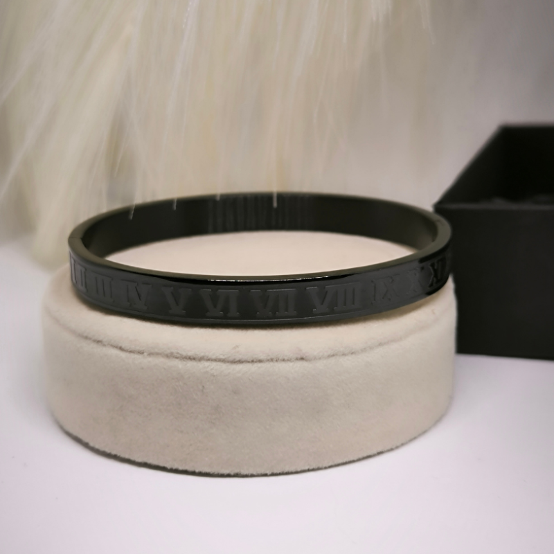 Stilīgs rokassprādžu komplekts "Moderna klasika"