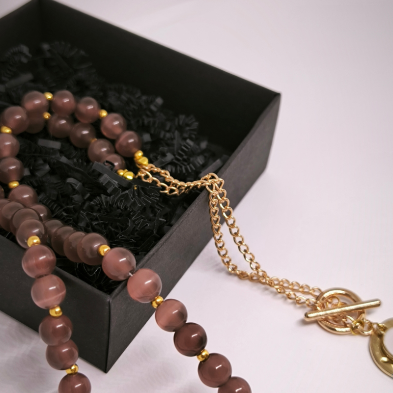 Kaklarota "Tīģera acs ar tavu burtu"