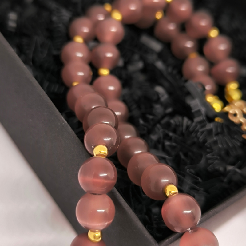 Kaklarota "Tīģera acs ar tavu burtu"