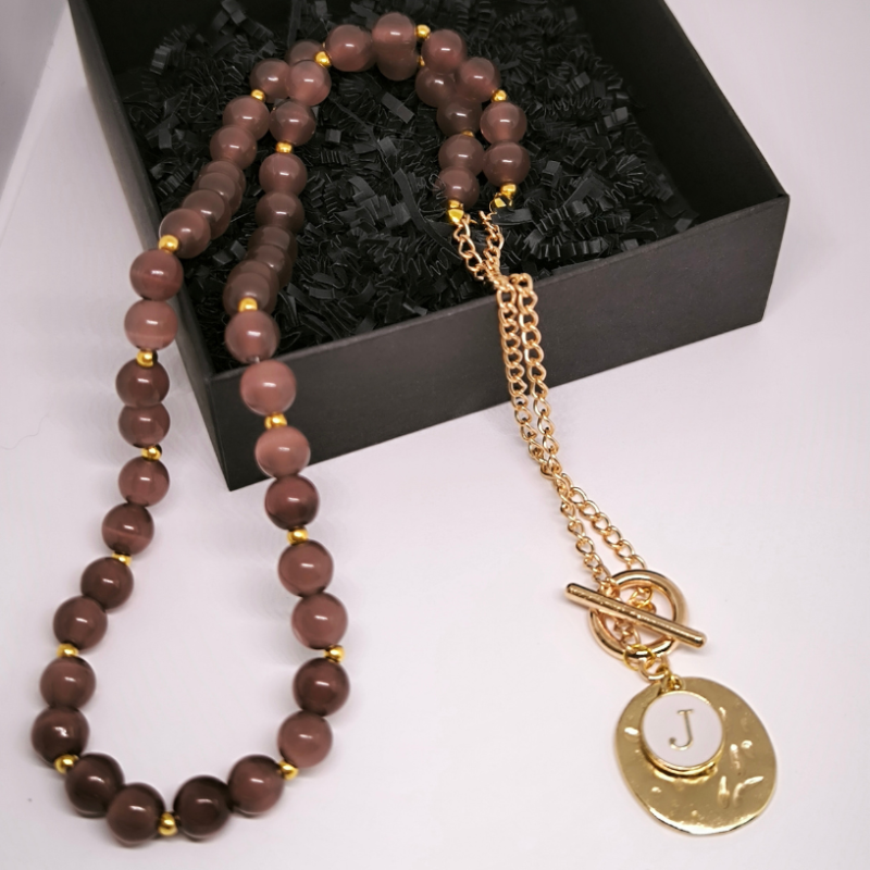 Kaklarota "Tīģera acs ar tavu burtu"