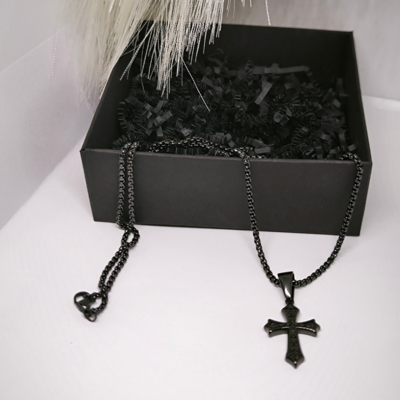 Tumša stila krustiņš vīriešiem ar ornamentiem