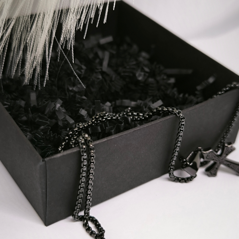 Tumša stila krustiņš vīriešiem ar ornamentiem