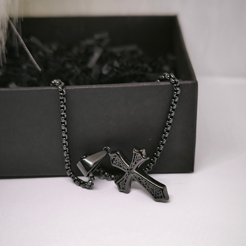 Tumša stila krustiņš vīriešiem ar ornamentiem