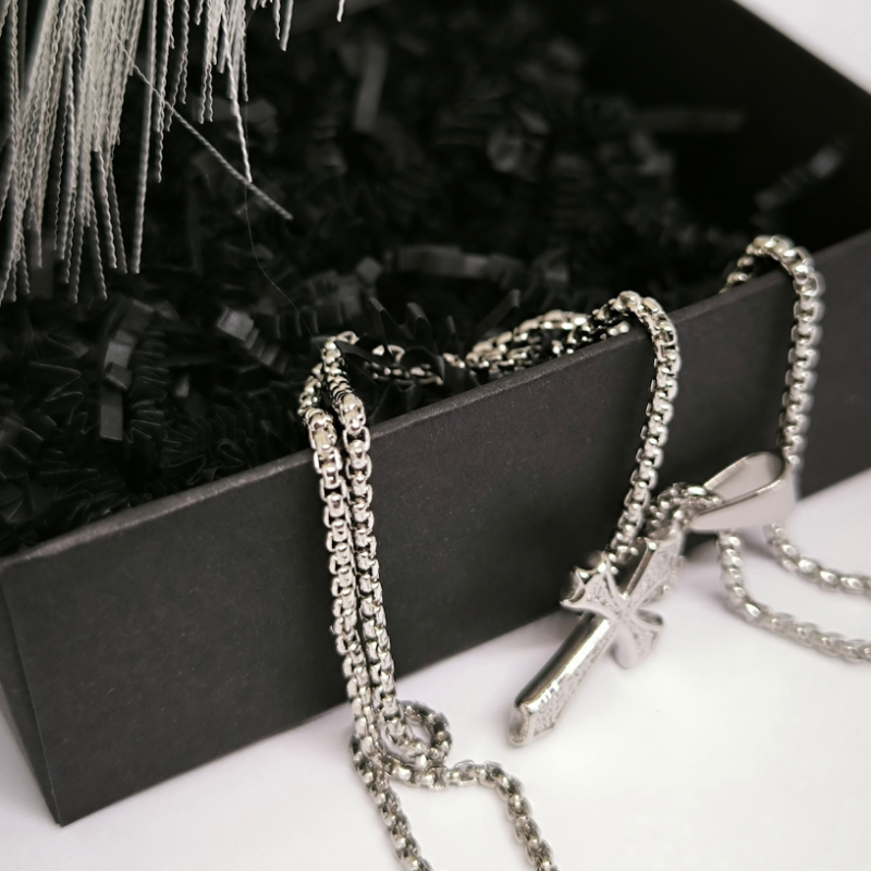 Vīriešu krustiņš ar ornamentiem