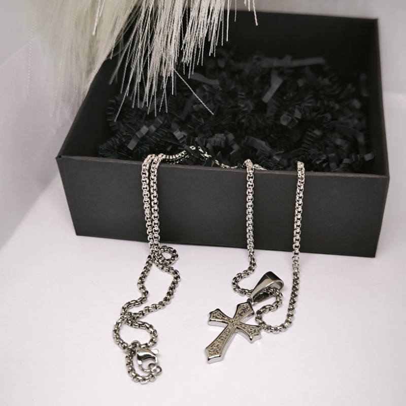 Vīriešu krustiņš ar ornamentiem