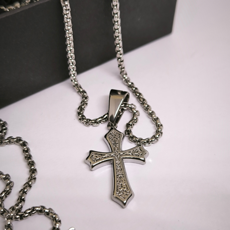 Vīriešu krustiņš ar ornamentiem