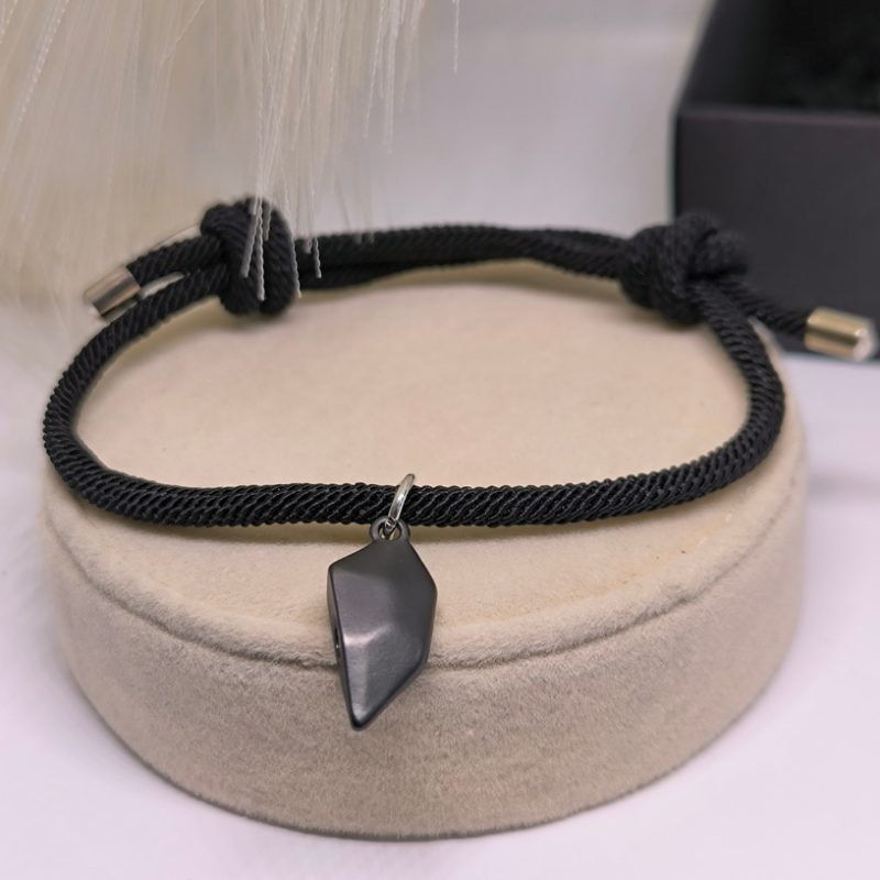 Oriģināla dizaina auduma rokassprādžu komplekts ar magnētisku piekariņu