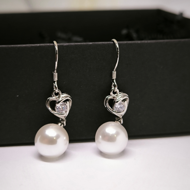 Klasiska stila auskari ar pērļu imitāciju