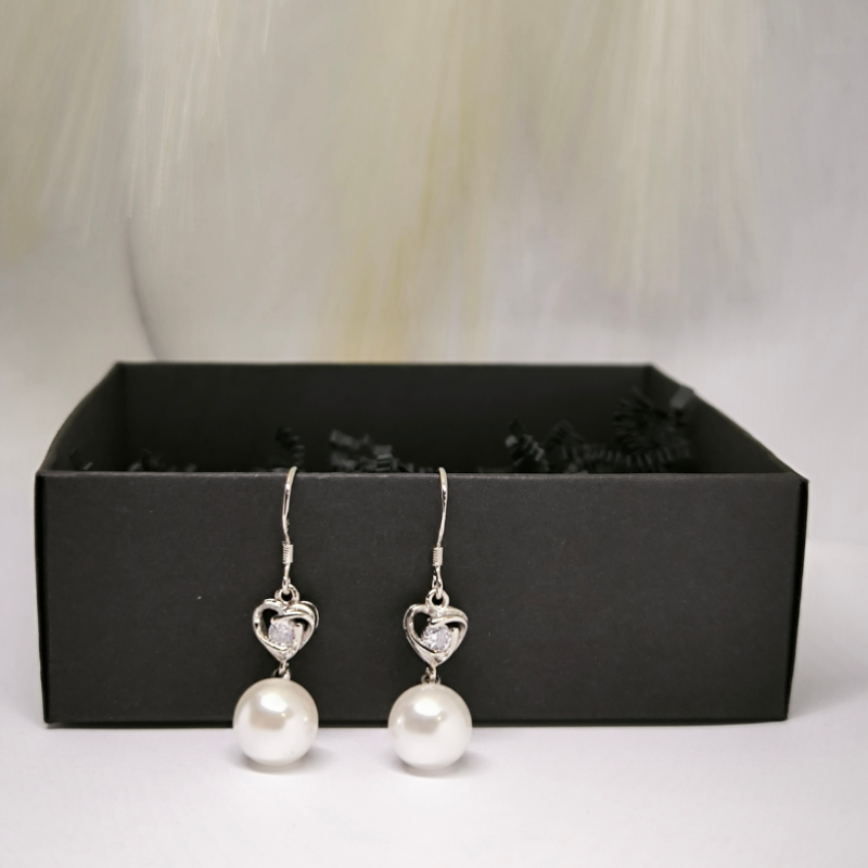 Klasiska stila auskari ar pērļu imitāciju