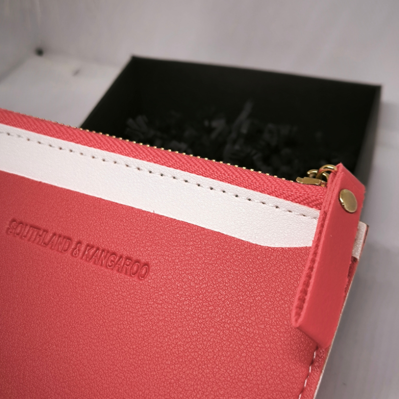 Kartešu turētājs "Sarkanais skūpsts"