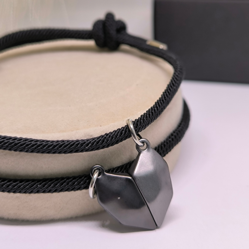 Oriģināla dizaina auduma rokassprādžu komplekts ar magnētisku piekariņu