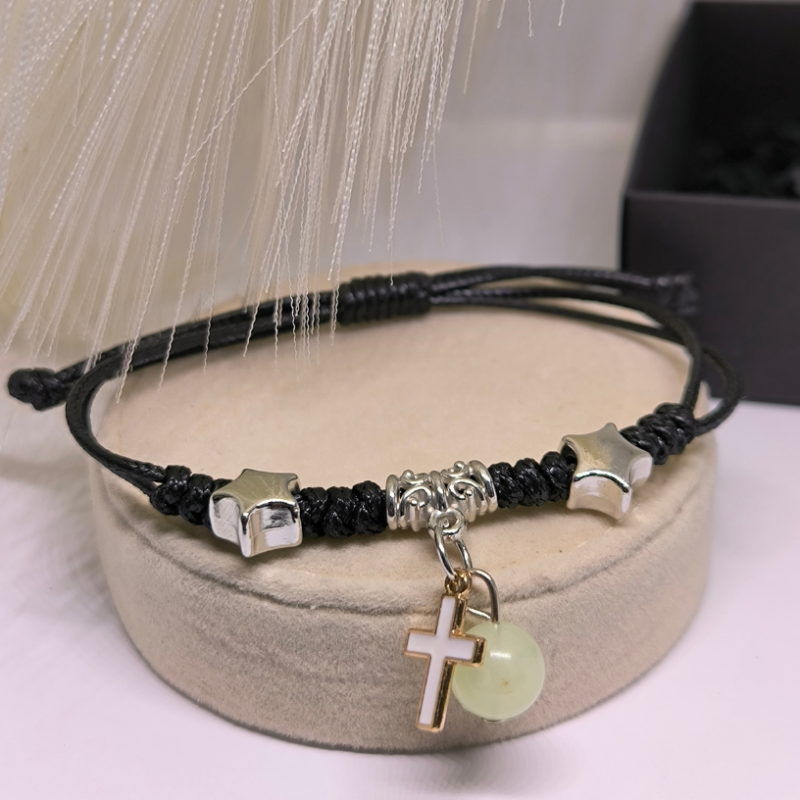 Spīdošas rokassprādzes ar metāla krustiņa formas elementiem