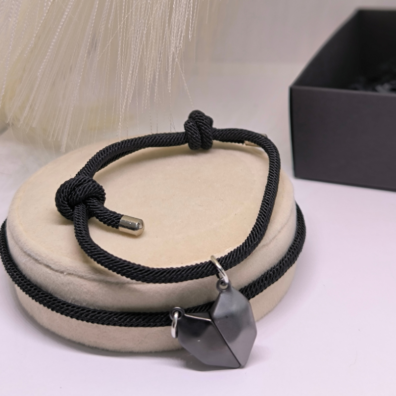 Oriģināla dizaina auduma rokassprādžu komplekts ar magnētisku piekariņu