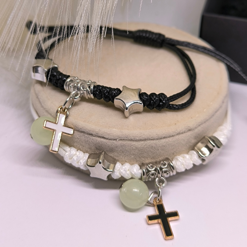 Spīdošas rokassprādzes ar metāla krustiņa formas elementiem