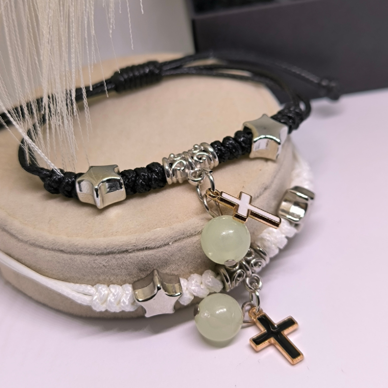 Spīdošas rokassprādzes ar metāla krustiņa formas elementiem