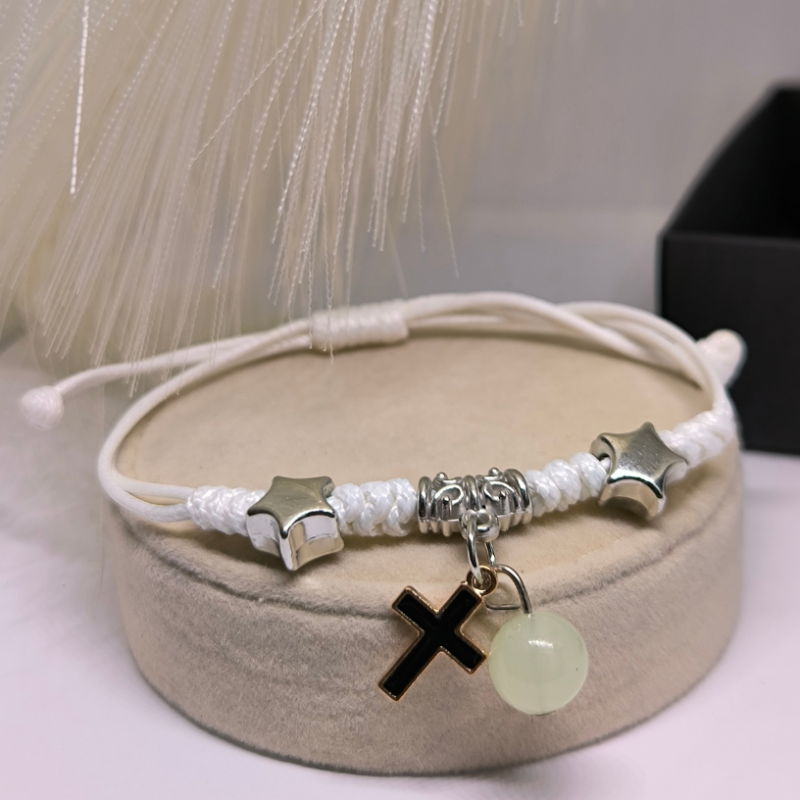 Spīdošas rokassprādzes ar metāla krustiņa formas elementiem