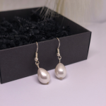 Roku darināti auskari „Pērles piliens“