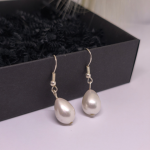 Roku darināti auskari „Pērles piliens“