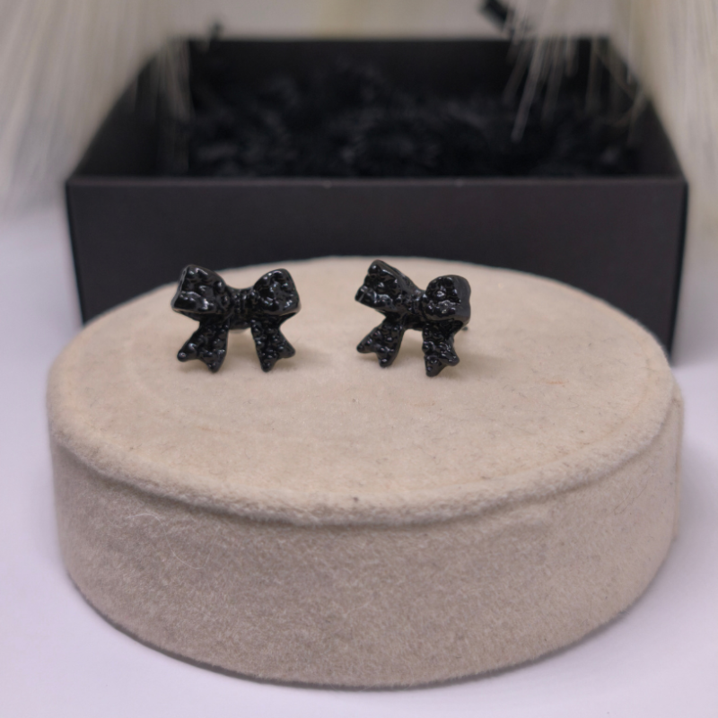 Auskari „Melnais lentīte“