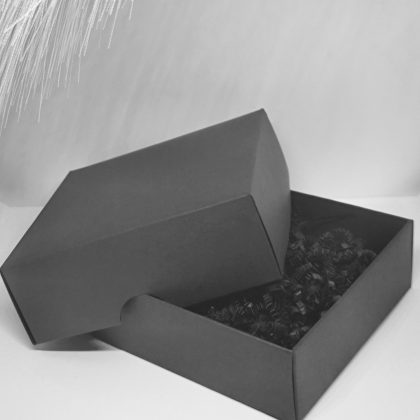 Melna dāvanu kastīte ar zelta lentīti