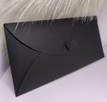 Melna dāvanu aploksne ar sirsniņas aizdari