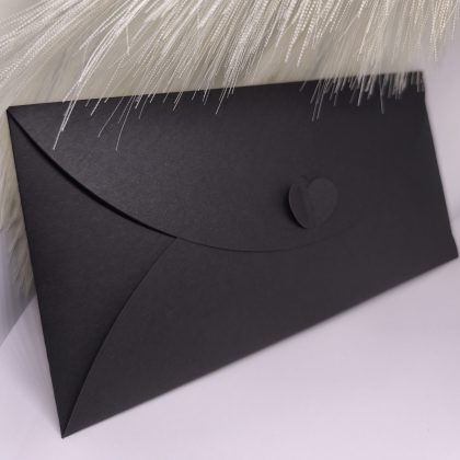 Melna dāvanu aploksne ar sirsniņas aizdari