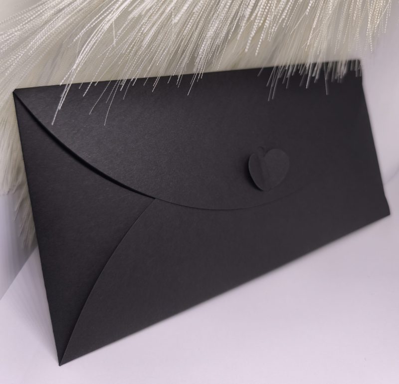 Melna dāvanu aploksne ar sirsniņas aizdari