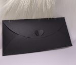 Melna dāvanu aploksne ar sirsniņas aizdari