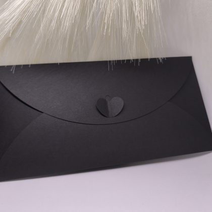 Melna dāvanu aploksne ar sirsniņas aizdari