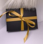 Melnā dāvanu kastīte ar zelta lentīti 163 x 117 x 34 mm