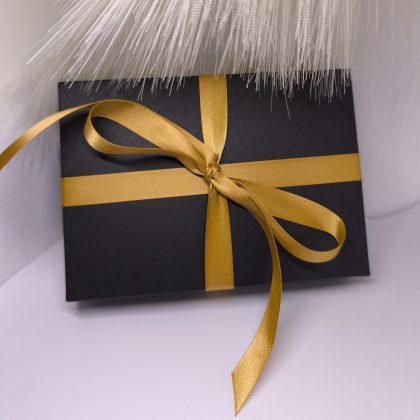 Melnā dāvanu kastīte ar zelta lentīti 163 x 117 x 34 mm