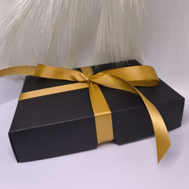 Melnā dāvanu kastīte ar zelta lentīti 163 x 117 x 34 mm