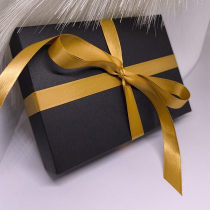 Melnā dāvanu kastīte ar zelta lentīti 163 x 117 x 34 mm