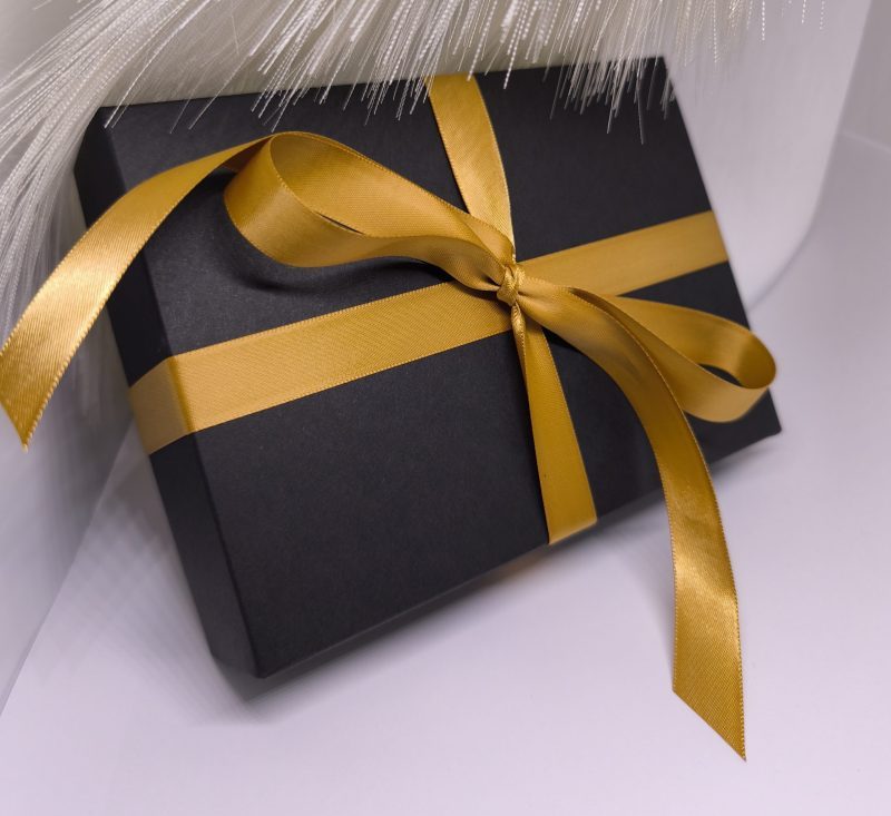 Melnā dāvanu kastīte ar zelta lentīti 163 x 117 x 34 mm
