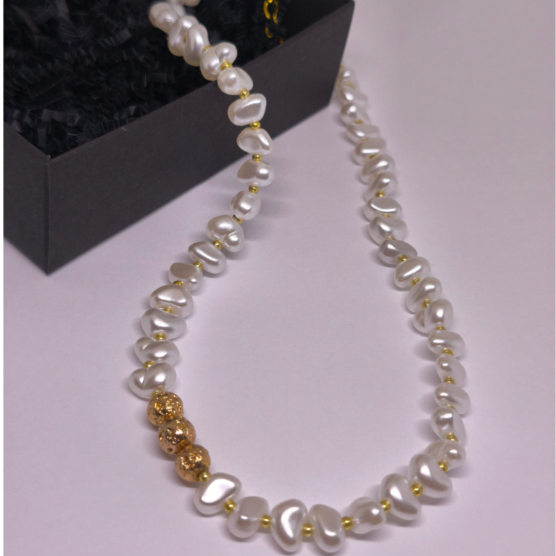 Rokas darināts kaklarota „Zelta pieskāriens“